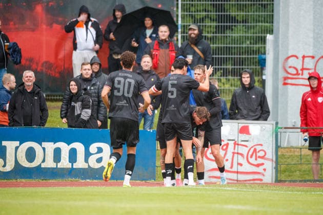 Torjubel 0:1 bei Torschütze rechts Felix Langhammer (Halle) ; GER, Greifswalder FC vs. Hallescher FC, Fußball, Männer, Regionalliga Nordost, 1.Spieltag, Spielzeit 2026 2027, 25.07.2026 Greifswald Volksstadion Mecklenburg - Vorpommern Deutschland *** Goal celebration 0–1 with goal scorer Felix Langhammer (right) in Halle, Germany; Greifswalder FC vs. Hallescher FC, soccer, men’s, Northeast Regional League, Matchday 1, 2026–2027 season, July 25, 2026, Greifswald Volksstadion, Mecklenburg-Western Pomerania, Germany