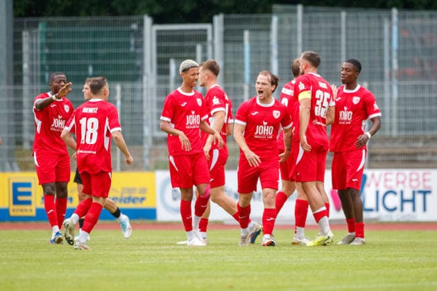 Torjubel 1:1 bei in der Mitte Torscxhütze Janis Juckel (Greifswald) ; GER, Greifswalder FC vs. Hallescher FC, Fußball, Männer, Regionalliga Nordost, 1.Spieltag, Spielzeit 2026 2027, 25.07.2026 Greifswald Volksstadion Mecklenburg - Vorpommern Deutschland *** Goal celebration 1-1 with goalkeeper Janis Juckel (Greifswald, GER) in the center, Greifswalder FC vs. Hallescher FC, Soccer, Men, Northeast Regional League, Matchday 1, 2026–2027 season, July 25, 2026, Greifswald Volksstadion, Mecklenburg-Western Pomerania, Germany