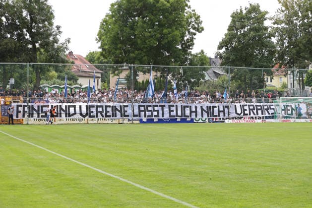 Fußball Regionalliga Nordost: BSG Chemie Leipzig - SV Babelsberg 03; 26.07.2026 Protest der Babelsberger Fans für eine Regionalliga-Reform. Fußball, Regionalliga Nordost, Saison 2026 2027, 1. Spieltag: BSG Chemie Leipzig vs. SV Babelsberg 03 am 26.07.2026 im Alfred-Kunze-Sportpark, Leipzig Leutzsch. *** Soccer, Northeast Regional League: BSG Chemie Leipzig vs. SV Babelsberg 03, July 26, 2026; Babelsberg Fans Protest for Regional League Reform; Soccer, Northeast Regional League, 2026–2027 Season, Matchday 1: BSG Chemie Leipzig vs. SV Babelsberg 03 on July 26, 2026, at Alfred Kunze Sportpark, Leipzig Leutzsch Copyright: xBEAUTIFULxSPORTS JanxKaeferx