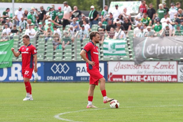 Fußball Regionalliga Nordost: BSG Chemie Leipzig - SV Babelsberg 03; 26.07.2026 Lukas Lämmel (8, SV Babelsberg) am Ball. In der ersten Spielminute ruhte der Ball aus Protest für eine Regionalliga-Reform. Fußball, Regionalliga Nordost, Saison 2026 2027, 1. Spieltag: BSG Chemie Leipzig vs. SV Babelsberg 03 am 26.07.2026 im Alfred-Kunze-Sportpark, Leipzig Leutzsch. *** Soccer, Northeast Regional League: BSG Chemie Leipzig vs. SV Babelsberg 03, July 26, 2026, Lukas Lämmel 8, SV Babelsberg Takes the Field In the first minute of the game, play was halted in protest for a Regionalliga reform. Soccer, Regionalliga Northeast, 2026–2027 season, Matchday 1: BSG Chemie Leipzig vs. SV Babelsberg 03 on July 26, 2026, at Alfred Kunze Sportpark, Leipzig-Leutzsch Copyright: xBEAUTIFULxSPORTS JanxKaeferx