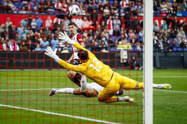 ROTTERDAM - (lr) Shaqueel van Persie of Feyenoord, Rayo Vallecano goalkeeper Augusto Batalla during the friendly match between Feyenoord and Rayo Vallecano at Feyenoord stadium De Kuip on July 26, 2026 in Rotterdam, the Netherlands. PIETER STAM DE JONGE ANP Friendly 2026-2027 xVIxANPxSportx xxANPxIVx 564333249 originalFilename: 564333249.jpg