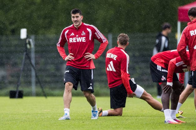 ST. JOHANN IN TIROL, AUSTRIA - JULY 26: Luka Lochoshvili (1. FC Koeln, 24) stretching during a training session at trainings camp in Kitzbuehel of season 2026 27 at Koasastadion on July 26, 2026 in St. Johann in Tirol, Austria. Austria Copyright: xSteffiexWunderlx