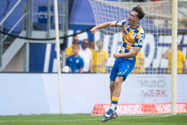 Regionalliga Nordost 2026 27, 1. Spieltag am 26.07.2026 FC Carl Zeiss Jena vs FSV Zwickau Torschütze Emilio Munser (Jena) jubelt über sein Tor zum 1:0 für Jena ad hoc Arena im Ernst-Abbe *** Regionalliga Northeast 2026-27, Matchday 1 on July 26, 2026: FC Carl Zeiss Jena vs. FSV Zwickau. Goal scorer Emilio Munser. Jena celebrates his goal, making the score 1-0 for Jena, at the ad hoc Arena at Ernst Abbe Sport.