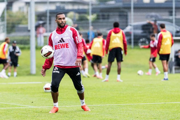 ST. JOHANN IN TIROL, AUSTRIA - JULY 26: Linton Maina (1. FC Koeln, 37) controls the ball during a training session at trainings camp in Kitzbuehel of season 2026 27 at Koasastadion on July 26, 2026 in St. Johann in Tirol, Austria. Austria Copyright: xSteffiexWunderlx