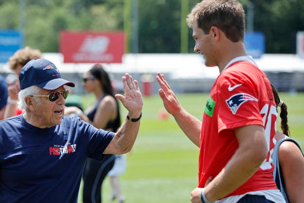 July 25, 2026; Foxborough, MA, USA; New England Patriots owner and CEO Robert Craft and New England Patriots quarterback Drake Maye (10) high-five during Patriots training camp at Gillette Stadium. CSM NFL, American Football Herren, USA 2026: Patriots Training Camp JUL 25  - ZUMAc04_ 20260725_zma_c04_390 Copyright: xAnthonyxNesmithx