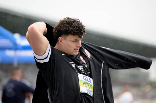HUMMEL Merlin zieht sich eine Jacke über, Regen. Finale Hammwerfen der Männer, am 26.07.2026 Leichtathletik Deutschen Meisterschaften vom 25.07.- 26.07.2026 in Bochum-Wattenscheid Deutschland. Lohrheidestadion *** HUMMEL Merlin puts on a jacket; rain during the men s hammer throw final on July 26, 2026, at the German Track and Field Championships held July 25–26, 2026, in Bochum-Wattenscheid, Germany, at Lohrheidestadion