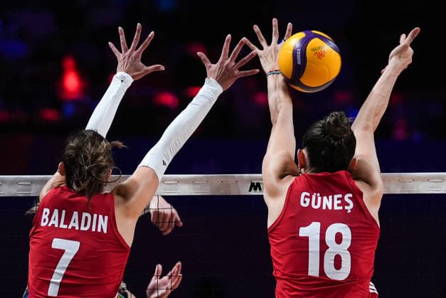 Turkiye v Brazil - 2026 FIVB Volleyball Nations League MACAO, CHINA - JULY 26: Hande Baladin (7) and Zehra Gunes (18) of Turkiye in action during the 2026 FIVB Volleyball Nations League (VNL) women s final match between Turkiye and Brazil at the East Asian Games Dome in Macao, China, on July 26, 2026. Dilara Irem Sancar Anadolu Macao China. Editorial use only. Please get in touch for any other usage.  Copyright: x2026xAnadoluxDilaraxIremxSancarx