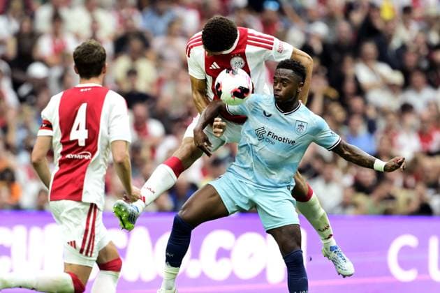 AMSTERDAM - Aaron Bouwman of Ajax, Jayden Banel of Burnley FC during the friendly match between AFC Ajax and Burnley FC at the Johan Cruijff ArenA on July 26, 2026 in Amsterdam, the Netherlands. OLAF KRAAK ANP Eredivisie 2026 27 xVIxANPxSportx xxANPxIVx 564334699 originalFilename: 564334699.jpg
