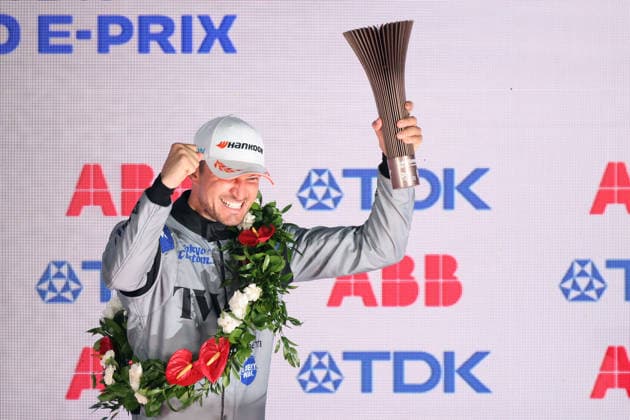 Dritter und Meisterschaftsführender Jake Dennis (GBR) Andretti mit Pokal auf dem Podium, Rennen 2, FIA Formel E Weltmeisterschaft, Saison 12, Tokio E- Prix, 26.07.2026, *** Jake Dennis (GBR) of Andretti, who finished third and leads the championship, holds the trophy on the podium, Race 2, FIA Formula E World Championship, Season 12, Tokyo E-Prix, July 26, 2026,