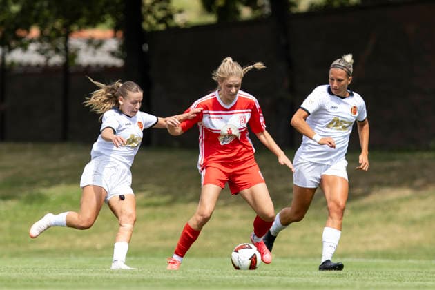 Freundschaftsspiel: 1. FFV Erfurt vs. Hallescher FC; Erfurt; 26.07.2026 Lavina Kadler ( 24; Hallescher FC) gegen Kira Hasenbein ( 15; 1. FFV Erfurt) (links) und Mandy Uhl ( 18; 1. FFV Erfurt) (rechts) Freundschaftsspiel: 1. FFV Erfurt vs. Hallescher FC; Sportforum Johannesplatz Erfurt; 26.07.2026 *** Friendly Match 1: FFV Erfurt vs. Hallescher FC, Erfurt, July 26, 2026. Lavina Kadler (24, Hallescher FC) against Kira Hasenbein (15, FFV Erfurt) on the left and Mandy Uhl (18, FFV Erfurt) on the right. FriendlyMatch 1: FFV Erfurt vs. Hallescher FC, Sportforum Johannesplatz, Erfurt, July 26, 2026 Copyright: xBEAUTIFULxSPORTS Duehringx