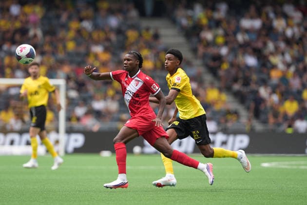 Bern, Switzerland - July 26: Alvyn Sanches (10 YB) in duel with Fode Sylla (37 SIO) during the Brack Super League match between BSC Young Boys and FC Sion at Stadion Wankdorf on July 26, 2026 in Bern, Switzerland.  Copyright: xKjetilxWaberx xSPPx Sportspressphoto_SPR196890