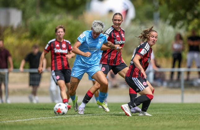 GER, Frankfurt, Eintracht Frankfurt II vs Viktoria Berlin, Vorbereitung, Fussball, DFB, Spielzeit 2026 2027, Sportpark Preungesheim, Testspiel im Bild v.l.: Aneta Polaskova (Viktoria Berln 27), Ronja Schaer (Eintracht Frankfurt Frauen II 13) DFB DFL REGULATIONS PROHIBIT ANY USE OF PHOTOGRAPHS AS IMAGE SEQUENCES AND OR QUASI-VIDEO, 26.07.2026 *** GER, Frankfurt, Eintracht Frankfurt II vs. Viktoria Berlin, Preseason, Soccer, DFB, 2026–2027 Season, Sportpark Preungesheim, Friendly Match: Pictured from left, Aneta Polaskova, Viktoria Berlin 27, Ronja Schaer, Eintracht Frankfurt Women II, 13. DFB and DFL regulations prohibit any use of photographs as image sequences and or quasi-video. July 26, 2026 Copyright: HMBxMedia HendrikxHamelau