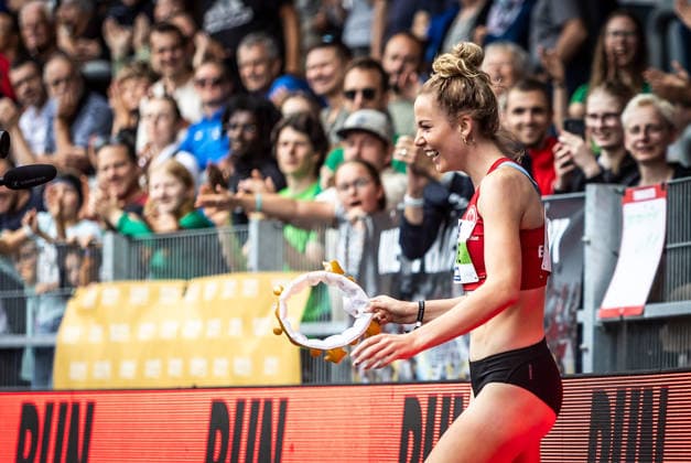 Deutsche Leichtathletik-Meisterschaften; Bochum-Wattenscheid, 26.07.2026 Smilla Kolbe (Eintracht Frankfurt e.V.) mit Krone nach ihrem Titelgewinn über 800m der Frauen; Deutsche Leichtathletik-Meisterschaften am 26.07.2026 im Lohrheidestadion in Bochum-Wattenscheid (Nordrhein-Westfalen). *** German Track and Field Championships, Bochum-Wattenscheid, July 26, 2026: Smilla Kolbe of Eintracht Frankfurt e.V. wearing a crown after winning the women’s 800-meter title at the German Track and Field Championships on July 26, 2026, at the Lohrheidestadion in Bochum-Wattenscheid, North Rhine-Westphalia Copyright: xBEAUTIFULxSPORTS R.xSchmittx