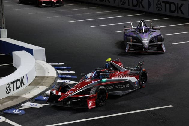 Nyck de Vries (NED) Mahindra vor Pascal Wehrlein (GER) Porsche, Rennen 2, FIA Formel E Weltmeisterschaft, Saison 12, Tokio E- Prix, 26.07.2026, *** Nyck de Vries (NED) Mahindra ahead of Pascal Wehrlein (GER) Porsche, Race 2, FIA Formula E World Championship, Season 12, Tokyo E-Prix, July 26, 2026,