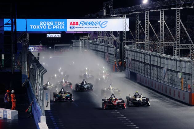Sport Bilder des Tages Edoardo Mortara (SUI) Mahindra 48 führt das Fahrerfeld nach dem Start in die 1. Runde des Rennen 2, FIA Formel E Weltmeisterschaft, Saison 12, Tokio E- Prix, 26.07.2026, *** Edoardo Mortara (SUI) in the Mahindra 48 leads the field after the start of Lap 1 of Race 2, FIA Formula E World Championship, Season 12, Tokyo E-Prix, July 26, 2026,