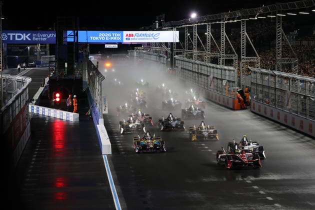Edoardo Mortara (SUI) Mahindra führt das Fahrerfeld nach dem Start in die 1. Runde, Rennen 2, FIA Formel E Weltmeisterschaft, Saison 12, Tokio E- Prix, 26.07.2026, *** Edoardo Mortara (SUI) in his Mahindra leads the field after the start of Lap 1, Race 2, FIA Formula E World Championship, Season 12, Tokyo E-Prix, July 26, 2026,
