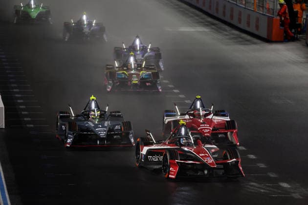 Nyck de Vries (NED) Mahindra zu Beginn des Rennen 2 im Mittelfeld, FIA Formel E Weltmeisterschaft, Saison 12, Tokio E- Prix, 26.07.2026, *** Nyck de Vries (NED) in the midfield at the start of Race 2, FIA Formula E World Championship, Season 12, Tokyo E-Prix, July 26, 2026,