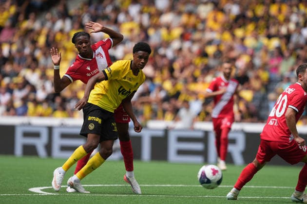 Bern, Switzerland - July 26: Alvyn Sanches (10 YB) in duel with Fode Sylla (37 SIO) during the Brack Super League match between BSC Young Boys and FC Sion at Stadion Wankdorf on July 26, 2026 in Bern, Switzerland.  Copyright: xKjetilxWaberx xSPPx Sportspressphoto_SPR196910
