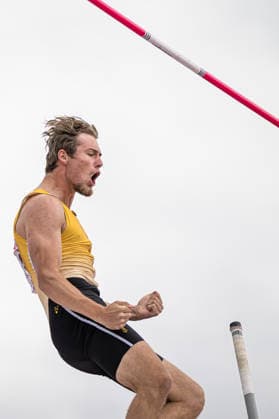 260726 Oliver Sandberg, Huddinge AIS, jublar under herrarnas stavhopp under dag 3 av friidrotts-SM den 26 juli 2026 i Uppsala. *** July 26, 2026: Oliver Sandberg of Huddinge AIS celebrates during the men’s pole vault on Day 3 of the Swedish Track and Field Championships on July 26, 2026, in Uppsala  Copyright: ARONxBROMAN BB260726AM058