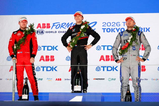 Sport Bilder des Tages July 26, 2026, Tokyo, Japan: Nyck De Vries (C) driver of the Mahindra Racing team wins the race (round 15) of the Formula E Tokyo E-Prix of the 2025Ã¢â‚¬2026 ABB FIA Formula E World Championship, WM, Weltmeisterschaft at Tokyo Big Sight convention center in Tokyo. Driver Nick Cassidy of the Citroen Racing team finishes in second place, with Jake Dennis of the Andretti Formula E team taking third place. Tokyo Japan - ZUMAm191 20260726_aap_m191_037 Copyright: xRodrigoxReyesxMarinx