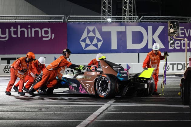 Der beschädigte Pepe Marti (ESP) im Cupra- Kiro wird von der Rennstrecke geschoben, Rennen 2, FIA Formel E Weltmeisterschaft, Saison 12, Tokio E- Prix, 26.07.2026, Kollision mit Sebastian Buemi (SUI) Envision *** The damaged Pepe Marti (ESP) in the Cupra Kiro is being pushed off the track, Race 2, FIA Formula E World Championship, Season 12, Tokyo E-Prix, July 26, 2026, collision with Sebastian Buemi (SUI) in the Envision