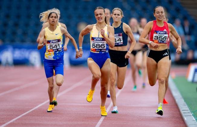 HENGELO - Femke Rosbergen in action during the 1500-meter final on the second and final day of the Dutch Indoor Athletics Championships at the Fanny Blankers-Koen Stadium. IRIS VAN DEN BROEK ANP xVIxANPxSportx xxANPxIVx 564336440 originalFilename: 564336440.jpg