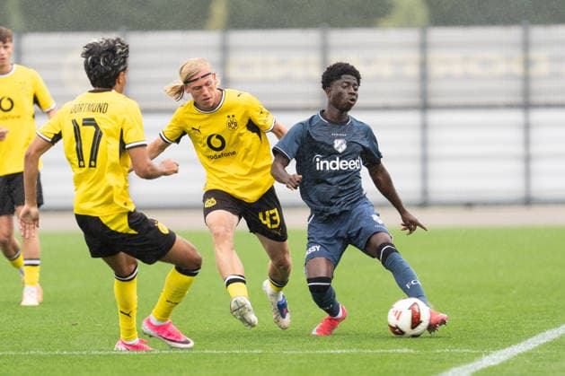 26.07.2026, GER Deutschland, Fussball, Saison 2026 2027, Testspiel zwischen Borussia Dortmund U23 vs Jong FC Utrecht Luke Fahrenhorst (BV Borussia Dortmund U23, 43) im Zweikampf Dortmund BVB-Trainingsgelände Hohenbuschei Nordrhein Westfalen Deutschland *** July 26, 2026, GER Germany, Soccer, 2026–2027 season, Friendly match between Borussia Dortmund U23 and Jong FC Utrecht Luke Fahrenhorst BV Borussia Dortmund U23, 43 in a tackle at the Dortmund BVB training facility in Hohenbuschei, North Rhine-Westphalia, Germany Copyright: xnordphotoxGmbHx xSchulzex