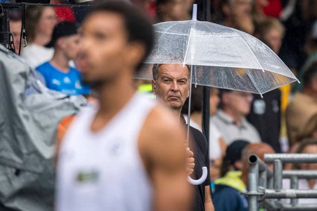 Deutsche Leichtathletik-Meisterschaften; Bochum-Wattenscheid, 26.07.2026 Sportreporter Claus Rufen beobachtet im Regen Emil Agyekum (SCC Berlin); Deutsche Leichtathletik-Meisterschaften am 26.07.2026 im Lorheide-Stadion, Bochum-Wattenscheid (Nordrhein-Westfalen). *** German Track and Field Championships, Bochum Wattenscheid, July 26, 2026. Sports reporter Claus Rufen watches Emil Agyekum of SCC Berlin compete in the rain at the German Track and Field Championships on July 26, 2026, at Lorheide Stadium, Bochum-Wattenscheid, North Rhine-Westphalia Copyright: xBEAUTIFULxSPORTS AxelxKohringx