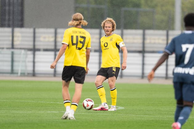 26.07.2026, GER Deutschland, Fussball, Saison 2026 2027, Testspiel zwischen Borussia Dortmund U23 vs Jong FC Utrecht Jesper Verlaat (BV Borussia Dortmund U23, 4) Einzelaktion; Ganzkörper Ganzkoerper ; Ball am Fuss; Dortmund BVB-Trainingsgelände Hohenbuschei Nordrhein Westfalen Deutschland *** July 26, 2026, GER Germany, Soccer, 2026–2027 season, Friendly match between Borussia Dortmund U23 and Jong FC Utrecht, Jesper Verlaat, BV Borussia Dortmund U23, 4 individual moves, full body, ball at his feet, Dortmund BVB training facility, Hohenbuschei, North Rhine-Westphalia, Germany Copyright: xnordphotoxGmbHx xSchulzex