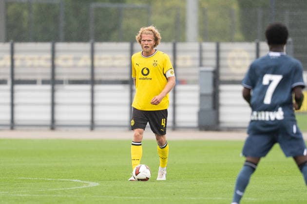 26.07.2026, GER Deutschland, Fussball, Saison 2026 2027, Testspiel zwischen Borussia Dortmund U23 vs Jong FC Utrecht Jesper Verlaat (BV Borussia Dortmund U23, 4) Einzelaktion; Ganzkörper Ganzkoerper ; Ball am Fuss; Dortmund BVB-Trainingsgelände Hohenbuschei Nordrhein Westfalen Deutschland *** July 26, 2026, GER Germany, Soccer, 2026–2027 season, Friendly match between Borussia Dortmund U23 and Jong FC Utrecht, Jesper Verlaat, BV Borussia Dortmund U23, 4 individual moves, full body, ball at his feet, Dortmund BVB training facility, Hohenbuschei, North Rhine-Westphalia, Germany Copyright: xnordphotoxGmbHx xSchulzex