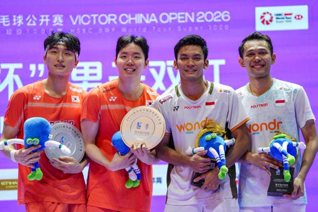 (260726) -- CHANGZHOU, July 26, 2026 -- Winner Fajar Alfian (1st R) Muhammad Shohibul Fikri (2nd R) and runner-up Kim Won Ho (1st L) Seo Seung Jae pose for a group photo during the victory ceremony after the men s doubles final match between Fajar Alfian Muhammad Shohibul Fikri of Indonesia and Kim Won Ho Seo Seung Jae of South Korea at the China Open 2026 badminton tournament in Changzhou, east China s Jiangsu Province, July 26, 2026. ) (SP)CHINA-CHANGZHOU-BADMINTON-CHINA OPEN-MEN S DOUBLES-FINAL (CN) SunxFei 