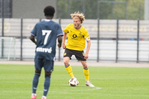 26.07.2026, GER Deutschland, Fussball, Saison 2026 2027, Testspiel zwischen Borussia Dortmund U23 vs Jong FC Utrecht Jesper Verlaat (BV Borussia Dortmund U23, 4) Einzelaktion; Ganzkörper Ganzkoerper ; Ball am Fuss; Dortmund BVB-Trainingsgelände Hohenbuschei Nordrhein Westfalen Deutschland *** July 26, 2026, GER Germany, Soccer, 2026–2027 season, Friendly match between Borussia Dortmund U23 and Jong FC Utrecht, Jesper Verlaat, BV Borussia Dortmund U23, 4 individual moves, full body, ball at his feet, Dortmund BVB training facility, Hohenbuschei, North Rhine-Westphalia, Germany Copyright: xnordphotoxGmbHx xSchulzex