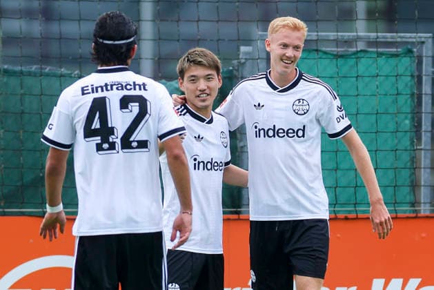 Hugo Larsson (Eintracht Frankfurt) bejubelt seinen Treffer zum 0:1 mit Can Uzun (Eintracht Frankfurt) und Ritsu Doan (Eintracht Frankfurt), Friendly match, Trabzonspor v Eintracht Frankfurt, SAK-Sportanlage Nonntal am 26. July 2026 in Salzburg, Österreich. (Foto von Marco Steinbrenner DeFodi Images) Hugo Larsson (Eintracht Frankfurt) celebrates after scoring his teams first goal with Can Uzun (Eintracht Frankfurt) and Ritsu Doan (Eintracht Frankfurt), Friendly match, Trabzonspor v Eintracht Frankfurt, SAK-Sportanlage Nonntal, July 26, 2026 in Salzburg, Austria. (Photo by Marco Steinbrenner DeFodi Images) - *** Hugo Larsson of Eintracht Frankfurt celebrates his goal to make it 0–1 with Can Uzun of Eintracht Frankfurt and Ritsu Doan of Eintracht Frankfurt, Friendly match, Trabzonspor vs. Eintracht Frankfurt, SAK Sportanlage Nonntal on July 26, 2026, in Salzburg, Austria. Photo by Marco Steinbrenner, DeFodi Images. Hugo Larsson of Eintracht Frankfurt celebrates after scoring his team’s first goal with Can Uzun of Eintracht Frankfurt and Ritsu Doan of Eintracht Frankfurt, Friendly match, Trabzonspor vs. Eintracht Frankfurt, SAK Sportanlage Nonntal, July 26, 2026, in Salzburg, Austria. Photo by Marco Steinbrenner, DeFodi Images