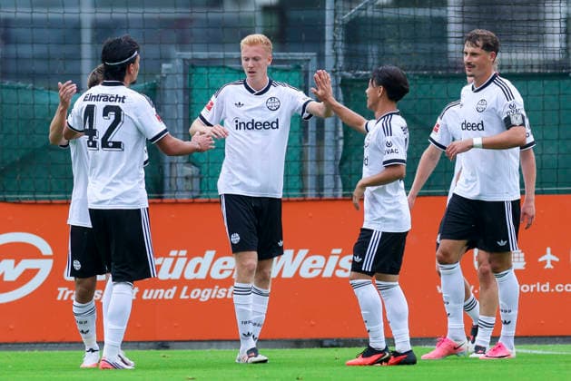Hugo Larsson (Eintracht Frankfurt) bejubelt seinen Treffer mit den Teamkollegen, Friendly match, Trabzonspor v Eintracht Frankfurt, SAK-Sportanlage Nonntal am 26. July 2026 in Salzburg, Österreich. (Foto von Marco Steinbrenner DeFodi Images) Hugo Larsson (Eintracht Frankfurt) celebrates his goal with teammates, Friendly match, Trabzonspor v Eintracht Frankfurt, SAK-Sportanlage Nonntal, July 26, 2026 in Salzburg, Austria. (Photo by Marco Steinbrenner DeFodi Images) - *** Hugo Larsson of Eintracht Frankfurt celebrates his goal with his teammates, Friendly match, Trabzonspor vs. Eintracht Frankfurt, SAK Sportanlage Nonntal on July 26, 2026, in Salzburg, Austria. Photo by Marco Steinbrenner, DeFodi Images. Hugo Larsson of Eintracht Frankfurt celebrates his goal with teammates, Friendly match, Trabzonspor vs. Eintracht Frankfurt, SAK Sportanlage Nonntal, July 26, 2026, in Salzburg, Austria. Photo by Marco Steinbrenner, DeFodi Images