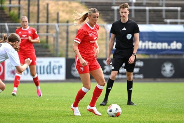 Jill Roord Freundschaftsspiel SGS Essen FC Twente 26.07.2026 Jill Roord (FC Twente), Freundschaftsspiel, SGS Essen gegen FC Twente am 26. Juli 2026 im Stadion am Uhlenkrug, Essen. Endstand 1:2 *** Jill Roord Friendly Match: SGS Essen vs. FC Twente, July 26, 2026 Jill Roord FC Twente, Friendly Match, SGS Essen vs. FC Twente on July 26, 2026, at Stadion am Uhlenkrug, Essen. Final score: 1–2