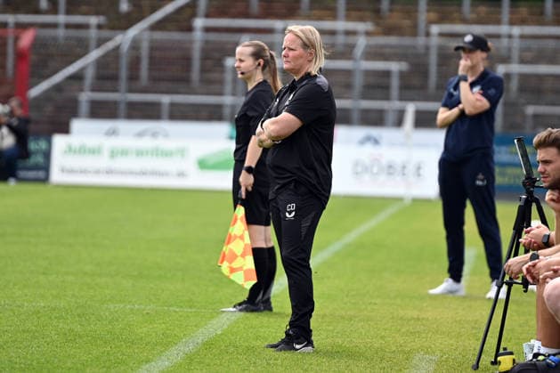 Trainerin Corina Dekker Freundschaftsspiel SGS Essen FC Twente 26.07.2026 Trainerin Corina Dekker (FC Twente), Freundschaftsspiel, SGS Essen gegen FC Twente am 26. Juli 2026 im Stadion am Uhlenkrug, Essen. Endstand 1:2 *** Coach Corina Dekker, Friendly Match: SGS Essen vs. FC Twente, July 26, 2026 Coach Corina Dekker, FC Twente, Friendly Match: SGS Essen vs. FC Twente on July 26, 2026, at Stadion am Uhlenkrug, Essen. Final score: 1–2