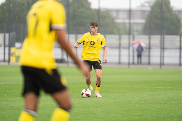 26.07.2026, GER Deutschland, Fussball, Saison 2026 2027, Testspiel zwischen Borussia Dortmund U23 vs Jong FC Utrecht Finn Fuchs (BV Borussia Dortmund U23, 3) Einzelaktion; Ganzkörper Ganzkoerper ; Ball am Fuss; Dortmund BVB-Trainingsgelände Hohenbuschei Nordrhein Westfalen Deutschland *** July 26, 2026, GER Germany, Soccer, 2026–2027 season, Friendly match between Borussia Dortmund U23 and Jong FC Utrecht, Finn Fuchs, BV Borussia Dortmund U23, 3 individual plays, full-body, ball at his feet, Dortmund BVB training facility, Hohenbuschei, North Rhine-Westphalia, Germany Copyright: xnordphotoxGmbHx xSchulzex