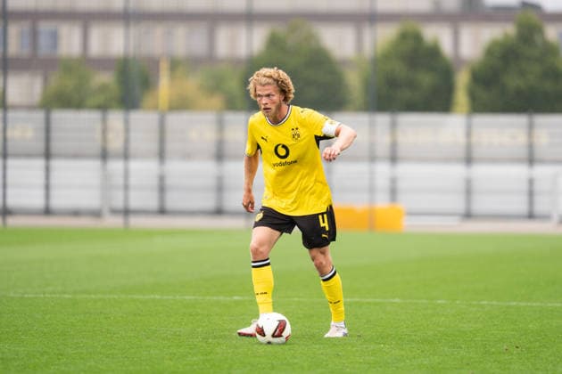 26.07.2026, GER Deutschland, Fussball, Saison 2026 2027, Testspiel zwischen Borussia Dortmund U23 vs Jong FC Utrecht Jesper Verlaat (BV Borussia Dortmund U23, 4) Einzelaktion; Ganzkörper Ganzkoerper ; Ball am Fuss; Dortmund BVB-Trainingsgelände Hohenbuschei Nordrhein Westfalen Deutschland *** July 26, 2026, GER Germany, Soccer, 2026–2027 season, Friendly match between Borussia Dortmund U23 and Jong FC Utrecht, Jesper Verlaat, BV Borussia Dortmund U23, 4 individual moves, full body, ball at his feet, Dortmund BVB training facility, Hohenbuschei, North Rhine-Westphalia, Germany Copyright: xnordphotoxGmbHx xSchulzex