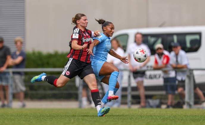 GER, Frankfurt, Eintracht Frankfurt II vs Viktoria Berlin, Vorbereitung, Fussball, DFB, Spielzeit 2026 2027, Sportpark Preungesheim, Testspiel im Bild v.l.: Tessa Zimmermann (Eintracht Frankfurt Frauen II 31), Vanessa Fürst (Viktoria Berlin 6) DFB DFL REGULATIONS PROHIBIT ANY USE OF PHOTOGRAPHS AS IMAGE SEQUENCES AND OR QUASI-VIDEO, 26.07.2026 *** GER, Frankfurt, Eintracht Frankfurt II vs. Viktoria Berlin, Preseason, Soccer, DFB, 2026–2027 Season, Sportpark Preungesheim, Friendly Match (Pictured, from left: Tessa Zimmermann, Eintracht Frankfurt Women II, 31), Vanessa Fürst, Viktoria Berlin 6. DFB and DFL regulations prohibit any use of photographs as image sequences and or quasi-video. July 26, 2026 Copyright: HMBxMedia HendrikxHamelau