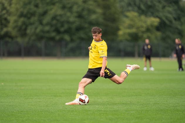 26.07.2026, GER Deutschland, Fussball, Saison 2026 2027, Testspiel zwischen Borussia Dortmund U23 vs Jong FC Utrecht Finn Fuchs (BV Borussia Dortmund U23, 3) Einzelaktion; Ganzkörper Ganzkoerper ; Ball am Fuss; Dortmund BVB-Trainingsgelände Hohenbuschei Nordrhein Westfalen Deutschland *** July 26, 2026, GER Germany, Soccer, 2026–2027 season, Friendly match between Borussia Dortmund U23 and Jong FC Utrecht, Finn Fuchs, BV Borussia Dortmund U23, 3 individual plays, full-body, ball at his feet, Dortmund BVB training facility, Hohenbuschei, North Rhine-Westphalia, Germany Copyright: xnordphotoxGmbHx xSchulzex