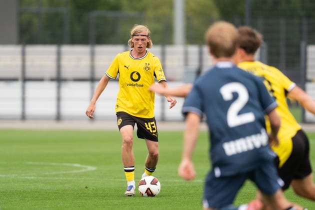 26.07.2026, GER Deutschland, Fussball, Saison 2026 2027, Testspiel zwischen Borussia Dortmund U23 vs Jong FC Utrecht Luke Fahrenhorst (BV Borussia Dortmund U23, 43) Einzelaktion; Ganzkörper Ganzkoerper ; Ball am Fuss; Dortmund BVB-Trainingsgelände Hohenbuschei Nordrhein Westfalen Deutschland *** July 26, 2026, GER Germany, Soccer, 2026–2027 season, Friendly match between Borussia Dortmund U23 and Jong FC Utrecht Luke Fahrenhorst BV Borussia Dortmund U23, 43 Individual play, full body, ball at his feet, Dortmund BVB training facility, Hohenbuschei, North Rhine-Westphalia, Germany Copyright: xnordphotoxGmbHx xSchulzex