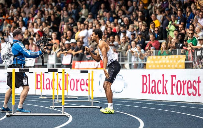 Deutsche Leichtathletik-Meisterschaften; Bochum-Wattenscheid, 26.07.2026 Emil Agyekum (SCC Berlin) feiert seinen Deutschen Meistertitel über 400m Hürden der Männer; Deutsche Leichtathletik-Meisterschaften am 26.07.2026 im Lohrheidestadion in Bochum-Wattenscheid (Nordrhein-Westfalen). *** German Track and Field Championships, Bochum-Wattenscheid, July 26, 2026: Emil Agyekum of SCC Berlin celebrates his German championship title in the men’s 400-meter hurdles at the German Track and Field Championships on July 26, 2026, at Lohrheidestadion in Bochum-Wattenscheid, North Rhine-Westphalia Copyright: xBEAUTIFULxSPORTS R.xSchmittx