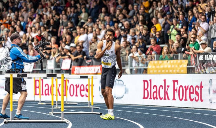Deutsche Leichtathletik-Meisterschaften; Bochum-Wattenscheid, 26.07.2026 Emil Agyekum (SCC Berlin) feiert seinen Deutschen Meistertitel über 400m Hürden der Männer; Deutsche Leichtathletik-Meisterschaften am 26.07.2026 im Lohrheidestadion in Bochum-Wattenscheid (Nordrhein-Westfalen). *** German Track and Field Championships, Bochum-Wattenscheid, July 26, 2026: Emil Agyekum of SCC Berlin celebrates his German championship title in the men’s 400-meter hurdles at the German Track and Field Championships on July 26, 2026, at Lohrheidestadion in Bochum-Wattenscheid, North Rhine-Westphalia Copyright: xBEAUTIFULxSPORTS R.xSchmittx