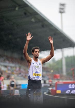 AGYEKUM Emil, winkend, vor dem Start. Finale 400m Hürden der Männer, am 26.07.2026 Leichtathletik Deutschen Meisterschaften vom 25.07.- 26.07.2026 in Bochum-Wattenscheid Deutschland. Lohrheidestadion *** Emil AGYEKUM, waving, before the start of the men s 400-meter hurdles final on July 26, 2026, at the German Track and Field Championships held July 25–26, 2026, in Bochum-Wattenscheid, Germany, at Lohrheidestadion