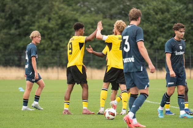 26.07.2026, GER Deutschland, Fussball, Saison 2026 2027, Testspiel zwischen Borussia Dortmund U23 vs Jong FC Utrecht Torjubel Jubel ueber das Tor zum 1:0 durch Bennedikt Wüstenhagen Wuestenhagen (BV Borussia Dortmund U23, 9) Joseph Boyamba (BV Borussia Dortmund U23, 10) und Jesper Verlaat (BV Borussia Dortmund U23, 4) klatschen ab Dortmund BVB-Trainingsgelände Hohenbuschei Nordrhein Westfalen Deutschland *** July 26, 2026, GER Germany, Soccer, 2026–2027 Season, Friendly Match between Borussia Dortmund U23 and Jong FC Utrecht; Goal Celebration: Cheers for the 1–0 goal scored by Bennedikt Wüstenhagen (BV Borussia Dortmund U23), 9 Joseph Boyamba of BV Borussia Dortmund U23, 10, and Jesper Verlaat of BV Borussia Dortmund U23, 4, clap at the Dortmund BVB training facility in Hohenbuschei, North Rhine-Westphalia, Germany Copyright: xnordphotoxGmbHx xSchulzex