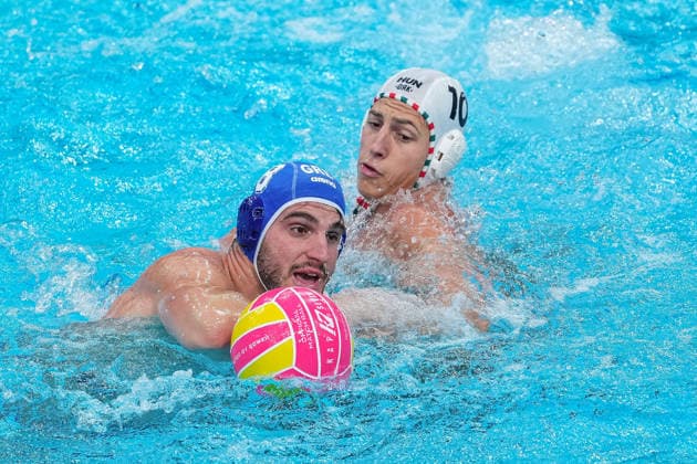 July 26, 2026, Sydney, Nsw, Australia: EFSTATHIOS KALOGEROPOULOS of Greece and VENDEL CSABA VIGVARI of Hungary compete for the ball during the Men s gold medal match between Hungary and Greece at the 2026 World Aquatics Women s Water polo, Wasserball World Cup. Sydney Australia - ZUMAt173 20260726_zsp_t173_062 Copyright: xStephanexThomasx