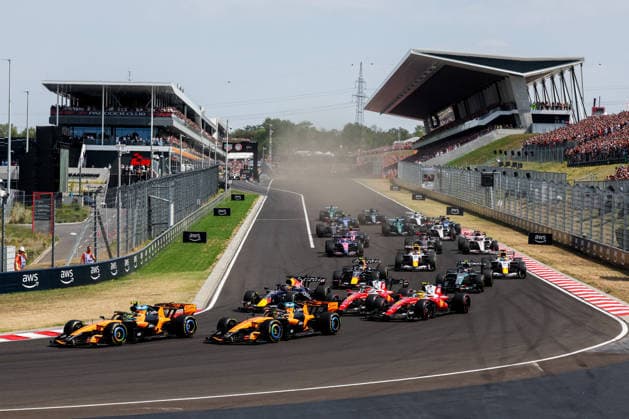 F1 Hungarian Grand Prix 2026 Lando Norris of McLaren, Oscar Piastri of McLaren and other cars are driving on the track during the start of Formula 1 Hungarian Grand Prix at the Hungaroring circuit in Mogyorod near Budapest on July 25th, 2026. Budapest Hungary  Copyright: xBeataxZawrzelx originalFilename:zawrzel-f1hungar260726_np8A4.jpg