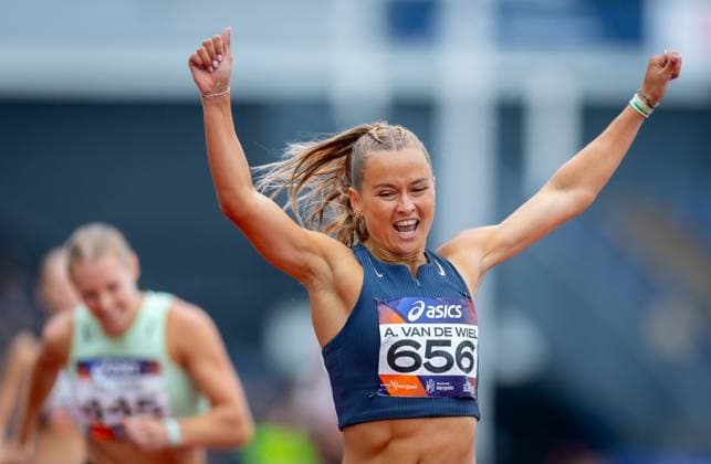 HENGELO - Anne van de Wiel in action in the 400m hurdles, on the second and final day of the Dutch Indoor Athletics Championships at the Fanny Blankers-Koen Stadium. IRIS VAN DEN BROEK ANP xVIxANPxSportx xxANPxIVx 564339157 originalFilename: 564339157.jpg