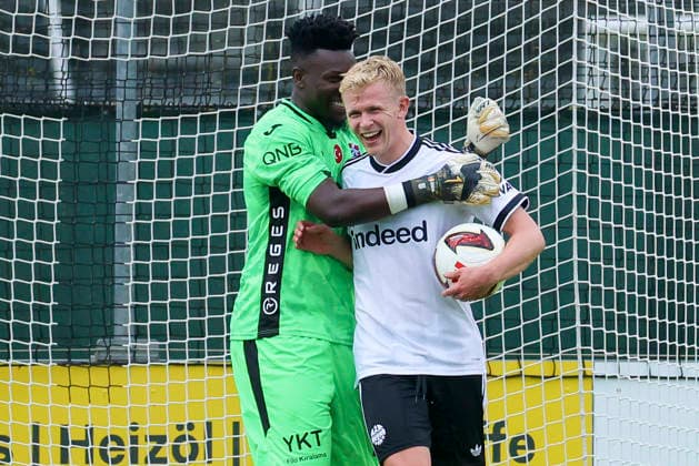 Torhüter Andre Onana (Trabzonspor Kulübü) und Jonathan Burkardt (Eintracht Frankfurt) lachen nach dem Tor zum 0:2 von Jonathan Burkardt (Eintracht Frankfurt), Friendly match, Trabzonspor v Eintracht Frankfurt, SAK-Sportanlage Nonntal am 26. July 2026 in Salzburg, Österreich. (Foto von Marco Steinbrenner DeFodi Images) Torhüter Andre Onana (Trabzonspor Kulübü) und Jonathan Burkardt (Eintracht Frankfurt) Laughter following Jonathan Burkardt™s (Eintracht Frankfurt) goal to make it 0 2, Friendly match, Trabzonspor v Eintracht Frankfurt, SAK-Sportanlage Nonntal, July 26, 2026 in Salzburg, Austria. (Photo by Marco Steinbrenner DeFodi Images) - *** Goalkeeper Andre Onana of Trabzonspor Kulübü and Jonathan Burkardt of Eintracht Frankfurt laugh after Jonathan Burkardt’s goal to make it 0–2 for Eintracht Frankfurt, in a friendly match between Trabzonspor and Eintracht Frankfurt at the SAK Sportanlage Nonntal on July 26, 2026, in Salzburg, Austria. Photo by Marco Steinbrenner, DeFodi Images. Goalkeeper Andre Onana of Trabzonspor Kulübü and Jonathan Burkardt of Eintracht Frankfurt laugh following Jonathan Burkardt’s goal for Eintracht Frankfurt to make it 0–2, Friendly match, Trabzonspor vs. Eintracht Frankfurt, SAK Sportanlage Nonntal, July 26, 2026, in Salzburg, Austria. Photo by Marco Steinbrenner, DeFodi Images