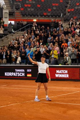 Tamara Korpatsch (GER) jubelt Jubel nach Sieg Spielende vor dem Publikum, GER, Anna Bondar vs Tamara Korpatsch, Tennis, MSC Hamburg Ladies Open WTA, Tennis Damen 250, Finale, 26.07.2026 GER, Anna Bondar vs Tamara Korpatsch, Tennis, MSC Hamburg Ladies Open WTA 250, Finale, 26.07.2026 Hamburg *** Tamara Korpatsch (GER) celebrates her victory in front of the crowd at the end of the match, GER, Anna Bondar vs. Tamara Korpatsch, Tennis, MSC Hamburg Ladies Open WTA 250, Final, July 26, 2026, GER, Anna Bondar vs. Tamara Korpatsch, Tennis, MSC Hamburg Ladies Open WTA 250, Final, July 26, 2026, Hamburg Copyright: xEibner-Pressefoto MaxxVincenx EP_MVN